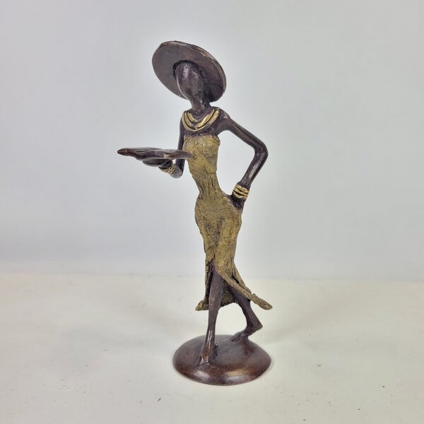 Moogoo Creative Africa Bronze-Skulptur "Femme avec livre et chapeau" by Soré | verschiedene Größen und Farben von Moogoo Creative Africa