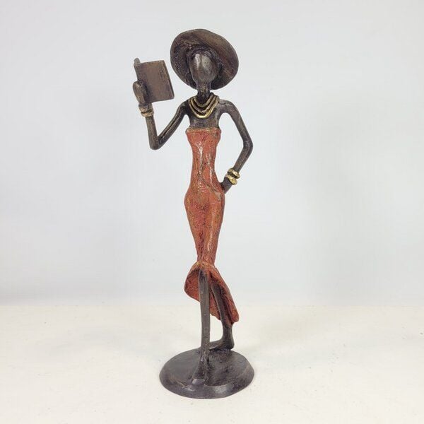 Moogoo Creative Africa Bronze-Skulptur "Femme avec livre et chapeau" by Soré | verschiedene Größen und Farben Moogoo Creative Africa Bronze-Skulptur "Femme avec livre et chapeau" by Soré | verschiedene Größen und Farben von Moogoo Creative Africa