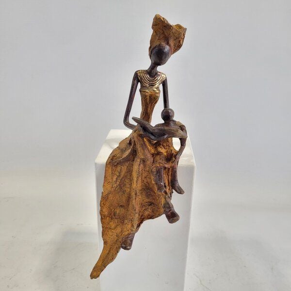 Moogoo Creative Africa Bronze-Skulptur "Lesende Frau" by Hamed Nikiema 28 cm | Unikate | verschiedene Farben von Moogoo Creative Africa