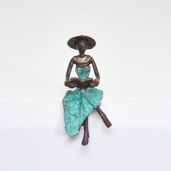 Moogoo Creative Africa Bronze-Skulptur "Lesende Frau mit Hut " by Soré Moogoo Creative Africa Bronze-Skulptur "Lesende Frau mit Hut " by Soré von Moogoo Creative Africa