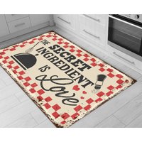 Lebendiger Farbbedruckter Küchenteppich Maschinenwaschbarer, Rutschfester Die Geheime Zutat Ist Liebe Valentinstagsgeschenk von MoonLightHomesDesign