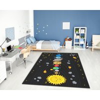 Lebendiges Niedliches Sonnensystem Für Kinder Kinderzimmerteppich Kinderteppich Geschenk Kinderzimmer von MoonLightHomesDesign