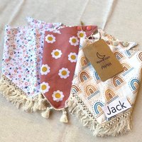 Hundehalstuch Daisy Fransen Personalisiertes Groovy Blumen Mädchen Maroon von MoonPetalsDesigns