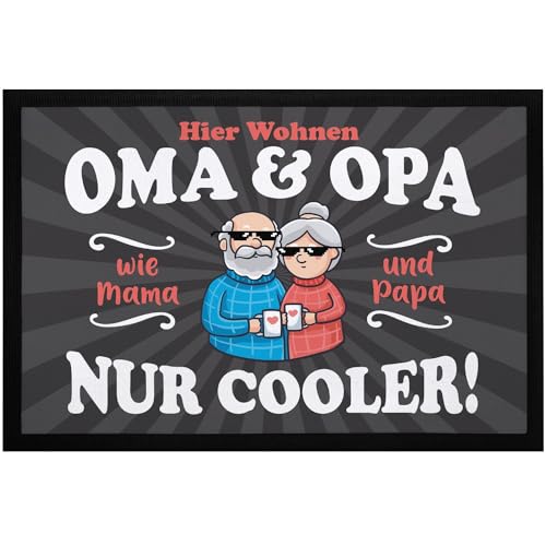 MoonWorks® Fußmatte Geschenk Hier wohnen Oma und Opa Großeltern lustige Geschenkidee Weihnachten rutschfest & waschbar schwarz 2 60x40cm von MoonWorks