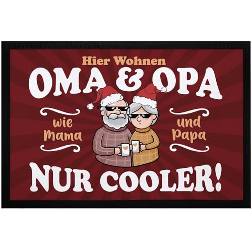 MoonWorks® Fußmatte Geschenk Hier wohnen Oma und Opa Großeltern lustige Geschenkidee Weihnachten rutschfest & waschbar schwarz 3 60x40cm von MoonWorks