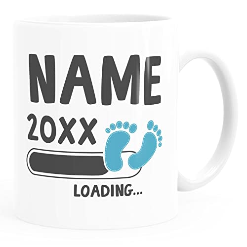 MoonWorks® Tasse personalisiert Mama Papa Tante Onkel Oma Opa loading Schwangerschaft anpassbar Jahreszahl Name Text-Zeile weiß-blau Keramik-Tasse von MoonWorks