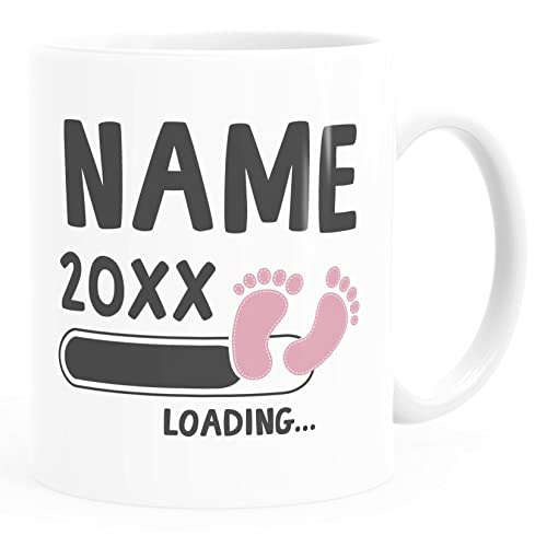 MoonWorks® Tasse personalisiert Mama Papa Tante Onkel Oma Opa loading Schwangerschaft anpassbar Jahreszahl Name Text-Zeile weiß-rosa Keramik-Tasse von MoonWorks