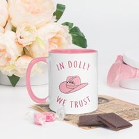In Dolly We Trust Tasse - Lustige Country Und Western Geschenk Für Alle Anlässe Rosa Cowboyhut Cowgirl Yeehaw von MoonbugGifts