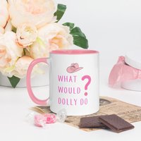 Was Würde Dolly Tun Becher - Lustige Tasse Geschenk Für Country Und Western Fan Alle Gelegenheiten Rosa von MoonbugGifts