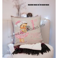 Babys Erste Weihnachten Vintage Baby Und Schneekugel Personalisierte Kissenbezug Mädchen Babys Erste Weihnachten Vintage Baby Und Schneekugel Personalisierte Kissenbezug Mädchen von MoonlakeDesignMugs
