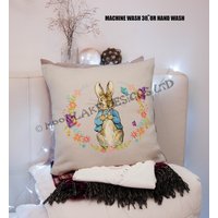 Personalisierter Peter Floral Beatrix Potter Kissenbezug von MoonlakeDesignMugs