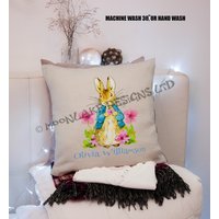 Personalisierter Petter Rabbit Floral Beatrix Potter Kissenbezug von MoonlakeDesignMugs