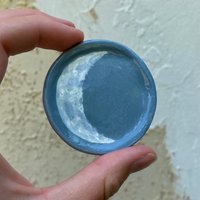 Handgemachter Halbmond Tonteller Teelichthalter in Blau von MoonriseDesignDecor
