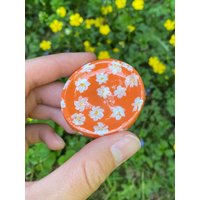 Orange Daisy Blume Bemalt Mini Tonschale | Margeriten Teelichthalter Tonohrringschale von MoonriseDesignDecor