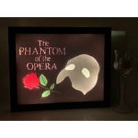 Das Phantom Der Oper, Oper Maske, Theater Schnabel, Licht Lightbox Schatten Box Rahmen Großes Geschenk Für Opernliebhaber, Wandkunst Das Phantom Der Oper, Oper Maske, Theater Schnabel, Licht Lightbox Schatten Box Rahmen Großes Geschenk Für Opernliebhaber, Wandkunst von MooreThanJustABook