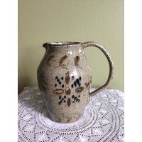 Vintage Pottery Studio Steinzeug Krug/Glas Vase Signiert Caldwell 1987 Primitive Keramik Wasserkrug von MoorkashoP