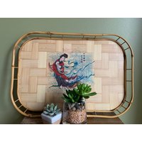 Vintage Rattan Bambus Tablett Mit Gebogenem Geisha Print/Tv Vintage Rattan Bambus Tablett Mit Gebogenem Geisha Print/Tv von MoorkashoP
