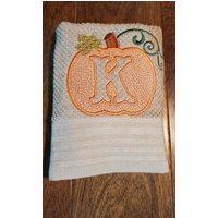 Ready To Ship-Personalisierte Kürbis Geschirrtuch, Monogrammiert, Bestickt, Herbst, Ernte Handtuch von MooseTracksDesign