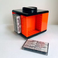 Vintage Cassetten-Bar in Orange, Kassettenwürfel, Kassettenrondell 70Er Jahre, Kassettenaufbewahrung Kassettenkarussell Cassette Rack Kinder von MooviMusic