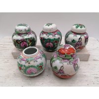 Porzellan 2, 7 "Asian Ginger Jar Mit Deckel, Seltene Familie Rose Kleine Vase, Rosa Dekor Minivase, Runde Kleine Jar." Porzellan 2, 7 "Asian Ginger Jar Mit Deckel, Seltene Familie Rose Kleine Vase, Rosa Dekor Minivase, Runde Kleine Jar." von MoreVintagePortugal
