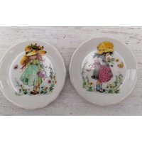 Set Von 2 Kleinen Dekorationen Tellern Mit Mädchen, Kleiner Teller Kindern, Seltene Sammlerteller von MoreVintagePortugal