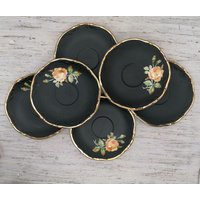 Vintage Keramik Schwarze Kaffeeuntertassen, Untertasse Mit Blumen, Goldkante Seltene Preis Für 1 von MoreVintagePortugal