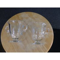 Fosteria Glas Co Creamer Und Zucker Set, Fußcreme Zucker-Set, 1950 Prop, Century Kristall Klar Milchkännchen Set Fosteria Glas Co Creamer Und Zucker Set, Fußcreme Zucker-Set, 1950 Prop, Century Kristall Klar Milchkännchen Set von Morethebuckles