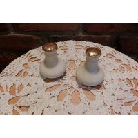 Keramik-Creme Und Gold Salz Pfefferstreuer, Kork Bodenstreuer, Vintage Shaker, Morethebuckles Keramik-Creme Und Gold Salz Pfefferstreuer, Kork Bodenstreuer, Vintage Shaker, Morethebuckles von Morethebuckles