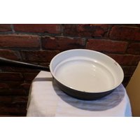 Vintage Black Mid-Century Enamel Pan, Pfanne Mit Holzgriff, Emaille-Pfanne Aus Den 1960Er Jahren, Pry-Pfanne, Morethebuckles Vintage Black Mid-Century Enamel Pan, Pfanne Mit Holzgriff, Emaille-Pfanne Aus Den 1960Er Jahren, Pry-Pfanne, Morethebuckles von Morethebuckles