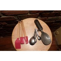 Vintage Hängende Küchenutensilien, Pfannenwender Aus Holz, Messlöffel Metall, Eisschaufel, Küchenorganisation, Morethebuckles Vintage Hängende Küchenutensilien, Pfannenwender Aus Holz, Messlöffel Metall, Eisschaufel, Küchenorganisation, Morethebuckles von Morethebuckles