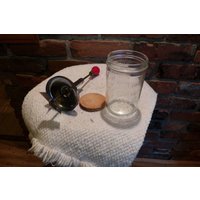 Vintage Hazel Atlas Food Chopper Aus Den 1940Er Jahren, Holzkolben-Lebensmittelzerhacker, Vintage-Nusszerhacker, Lebensmittelzerhacker, 1940 Prop Vintage Hazel Atlas Food Chopper Aus Den 1940Er Jahren, Holzkolben-Lebensmittelzerhacker, Vintage-Nusszerhacker, Lebensmittelzerhacker, 1940 Prop von Morethebuckles