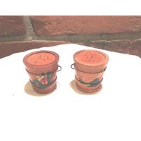 Vintage Holzeimer Salz - Und Pfefferstreuer, Terrassenstreuer, 1960 Holzsalz - Morethebuckles Vintage Holzeimer Salz - Und Pfefferstreuer, Terrassenstreuer, 1960 Holzsalz - Morethebuckles von Morethebuckles