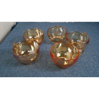 Vintage Irisierende Jeanette Marigold Camellia Tassen, 5 Karneval Glas Teetassen, Kaffeetassen, 1960Er Morethebuckles Vintage Irisierende Jeanette Marigold Camellia Tassen, 5 Karneval Glas Teetassen, Kaffeetassen, 1960Er Morethebuckles von Morethebuckles