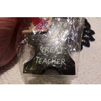 Vintage Kurt S. Adler Lieblingslehrer, Weihnachtsschmuck Nip, Lehrer Ornament, 1980Er Jahre Katze Sitzend Auf Schreibtisch Lehrer, Morethebuckles von Morethebuckles