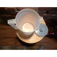 Vintage Tupperware Servalier 1676 Hellblauer Krug Mit Blauem Druckknopfdeckel, #1676 2 Qt, Morethebuckles, 1970Er Jahre Vintage Tupperware Servalier 1676 Hellblauer Krug Mit Blauem Druckknopfdeckel, #1676 2 Qt, Morethebuckles, 1970Er Jahre von Morethebuckles