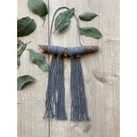 Natur Mini Graue Wolle Quaste Hängende Wandbehang Kunst von MorganMakesMacrame