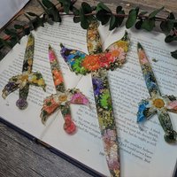 Regenbogenmesser - Cottagecore Fairy Floral Ästhetik Flügel Engel Dolch Athame Dekorative Ritual Messer Flagge von MoriGrimoire