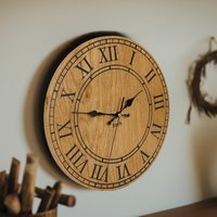 Wanduhr Aus Holz - Ca. 30cm Rustikal Vintage Uhr Eiche Echtholzfurniert Mit Graviertem Inlay Handmade, Geöltes Finish von MoriemWanduhren