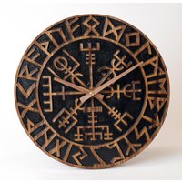 Wikinger Wanduhr - Kompass, Ca. 30cm Rustikal Uhr Echtholzfurniert Nussbaum Mit Graviertem Inlay. Symbol von MoriemWanduhren