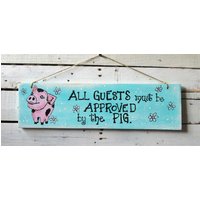 Handgefertigtes Schweine Holzschild "Allguets Must Be Approved" Handgefertigtes Schweine Holzschild "Allguets Must Be Approved" von MorningStarWoodSigns