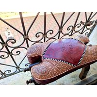 Wunderschöner Klapphocker Aus Leder, Authentisch Und Perfekt Als Fußstütze, Sattelhocker in Kamelfarbe Mit Kissen Echtem Kleiner Hocker Im Boho-stil von MoroccanTouchMA