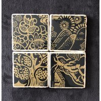 Schwarz Und Gold Basuto Marmor Stein Untersetzer Set Von 4/Umfunktionierte Tapeten Untersetzer/Marmor Set/Housewarming Geschenk Schwarz Und Gold Basuto Marmor Stein Untersetzer Set Von 4/Umfunktionierte Tapeten Untersetzer/Marmor Set/Housewarming Geschenk von MorphedStudio