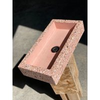 Handgefertigte Rosa Terrazzo Beton Waschbecken - Modernes Luxus Badezimmer von MorrisConcreteDesign