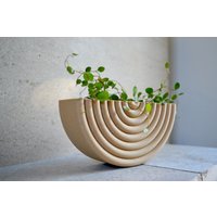 Mid Century Modern "Coiled" Wand Pflanzer Mit Natur Holz Finish." von MorseStudioCo