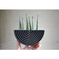 Mid Century Modern "Ridged Black" Wandpflanztopf Mit Schwarzer Holzoptik Mid Century Modern "Ridged Black" Wandpflanztopf Mit Schwarzer Holzoptik von MorseStudioCo
