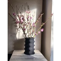 Mid Century Modern Vase "Curvy Black" von MorseStudioCo