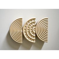 Mid Century Modernes Set Von 3 Kreis Wand Holz Pflanztopf Naturholz Finish von MorseStudioCo