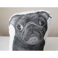 Cuscino A Forma Du Carlino Nero Dipinto Mano Su Cotone Imbottito von MosMea