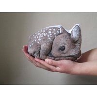 Cuscino Con Cerbiatto, Dass Es So Gemütlich Ist, Eine Person in Bianco Und Nero Cotone Ist Cuscino Con Cerbiatto, Dass Es So Gemütlich Ist, Eine Person in Bianco Und Nero Cotone Ist von MosMea