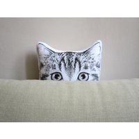 Niedliche Katze Dekokissen Schwarz Weiß Getigert Guckkasten Blau Witzig Für Haus Und Heim Tierliebhaber Katzendame Kinderzimmer Niedliche Katze Dekokissen Schwarz Weiß Getigert Guckkasten Blau Witzig Für Haus Und Heim Tierliebhaber Katzendame Kinderzimmer von MosMea